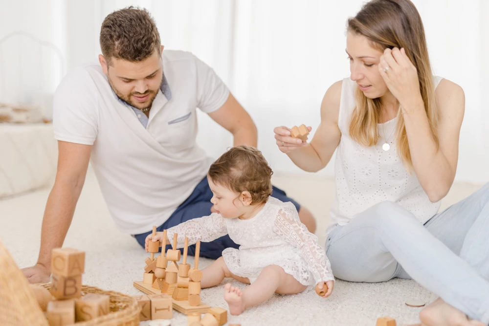 bonheur enfant famille jouer avec les enfants gris